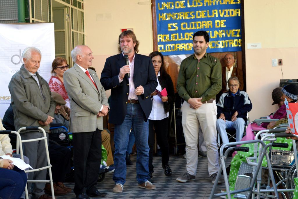 El ministro Rizzotti destacó la labor de la Dirección General de Arquitectura, que con trabajadores y recursos propios ejecuta obras como las del Hogar San Antonio también en otros espacios de desarrollo y asistencia social, como escuelas, hospitales, clubes deportivos, etc.