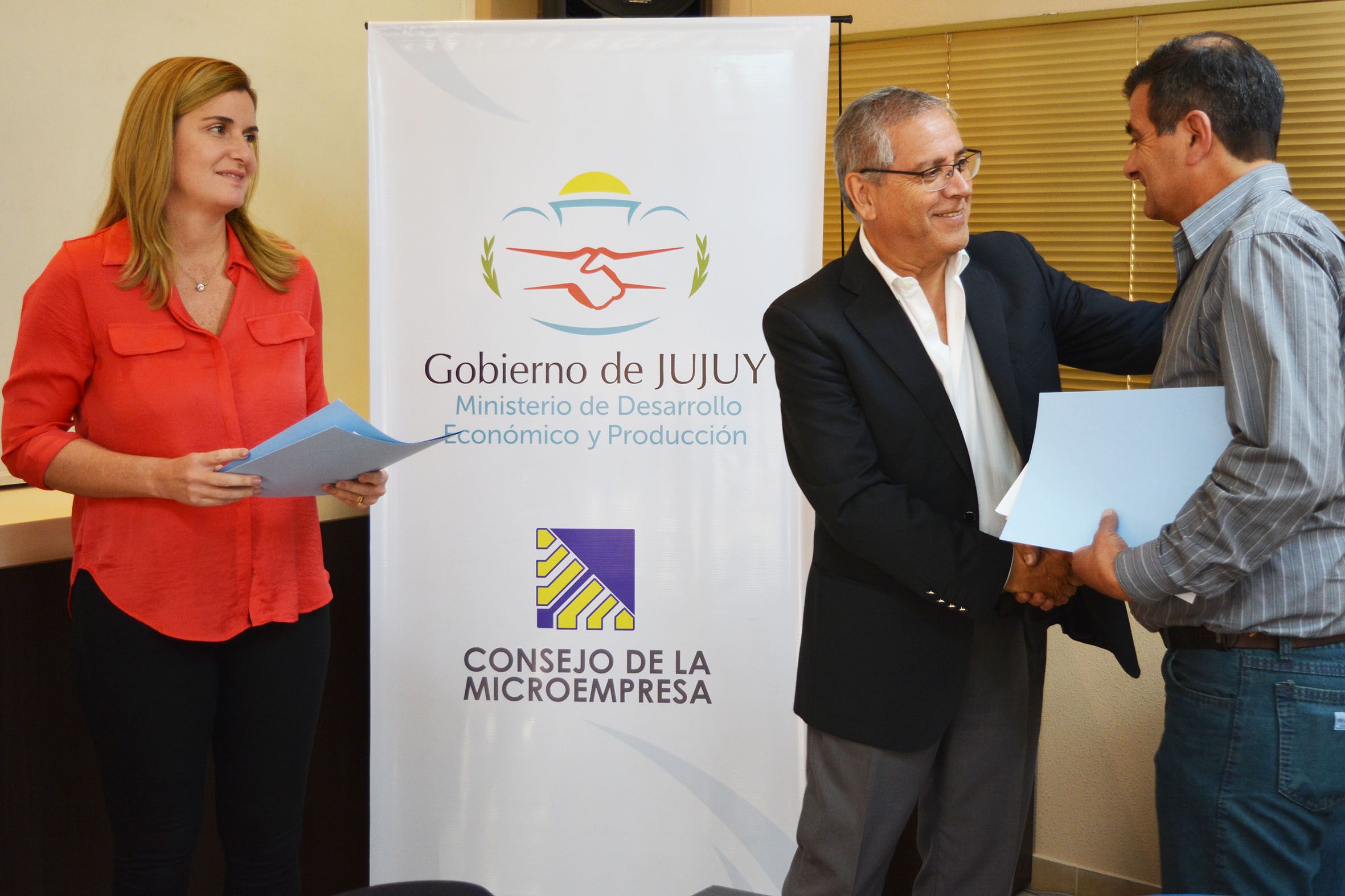 Ministro Abud Robles y gerente Berrafato entregaron créditos a emprendedores jujeños