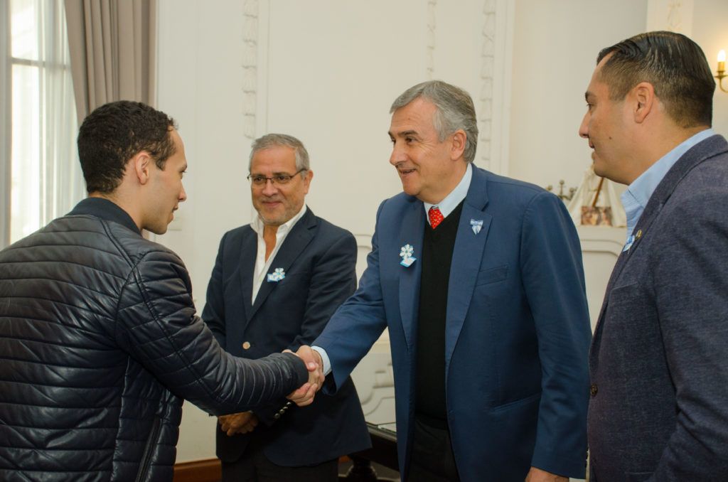 El Gobernador entregando el certificado de exención a empresario del rubro porcino