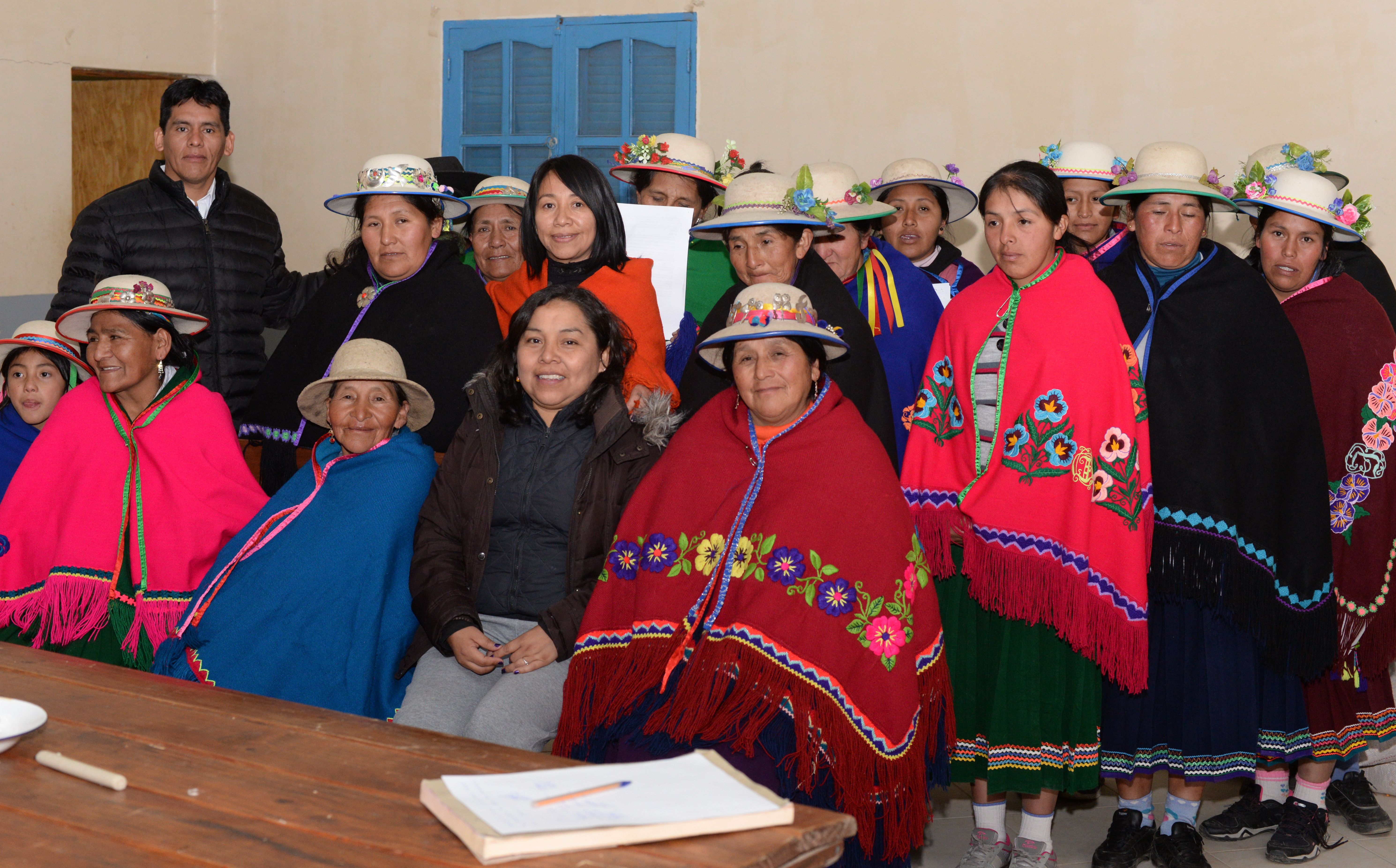 Rebeca Chambi con el comisionado de Santa Ana, junto a mujeres artesanas textiles 
