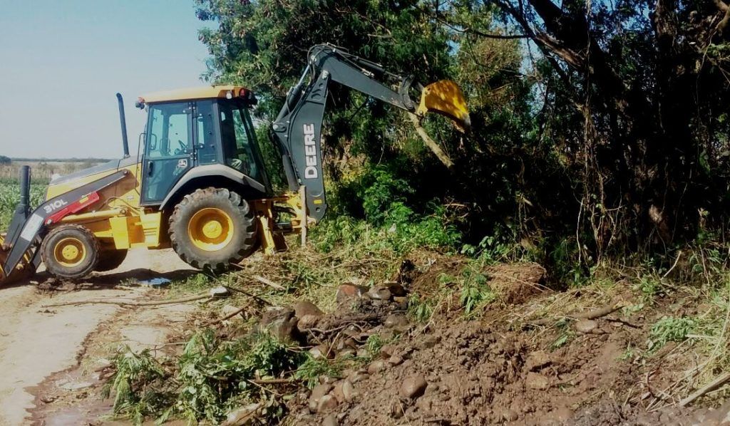En la zona del ramal, también se avanza en limpieza da canales. para riego.