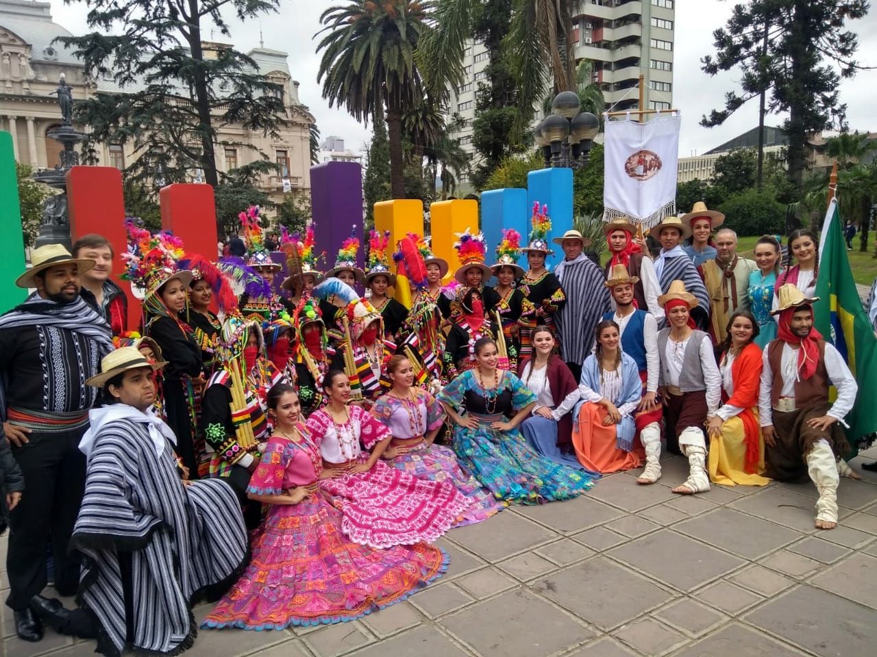 El Coordinador de Promoción Artística, Julían Morales junto a los ballets de Brasil, Paraguay y Bolivia en la Plaza Belgrano 