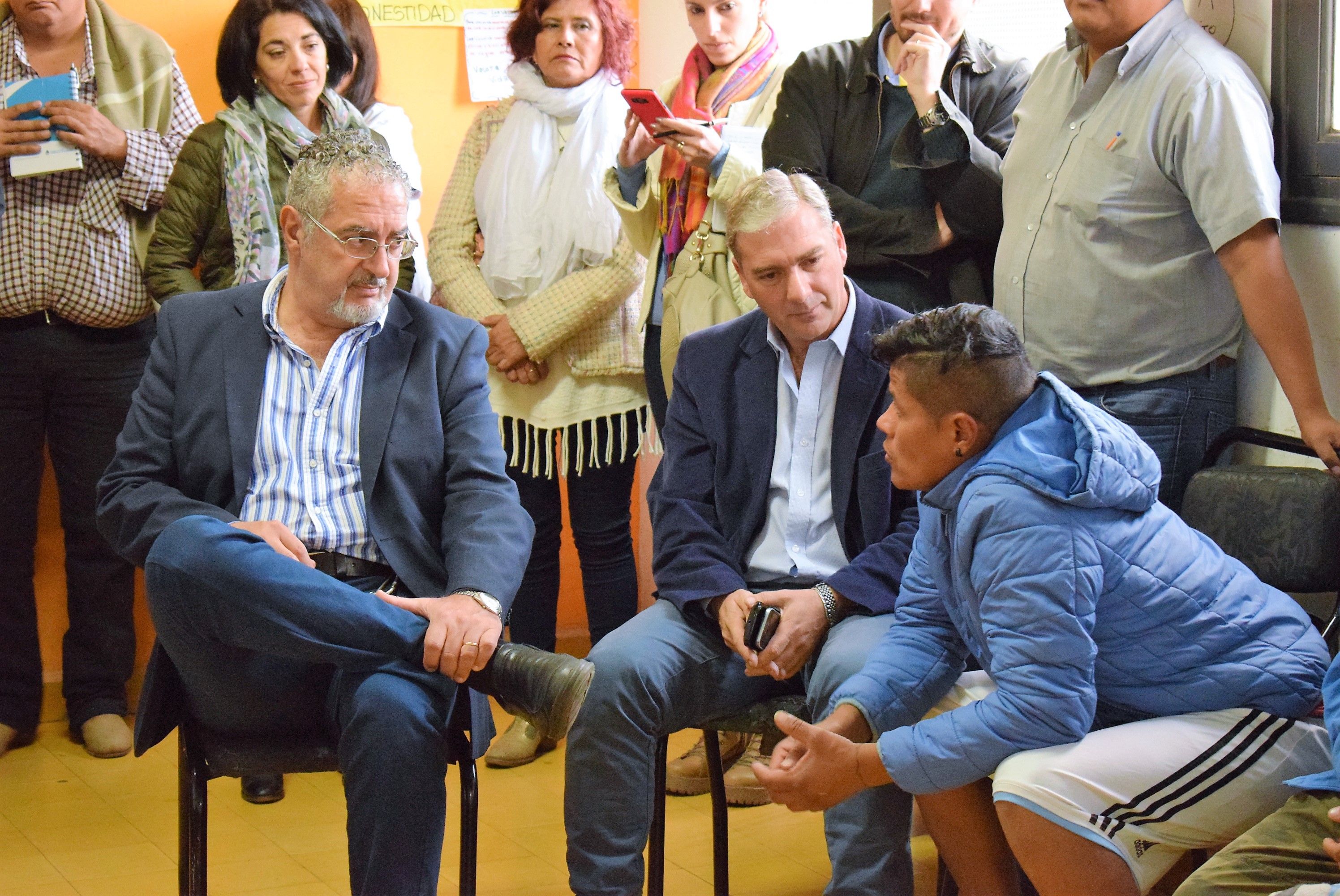 Bouhid junto a su equipo escuchando las necesidades de los usuarios del Hospital Arroyabe en su recorrido semanal por el interior.