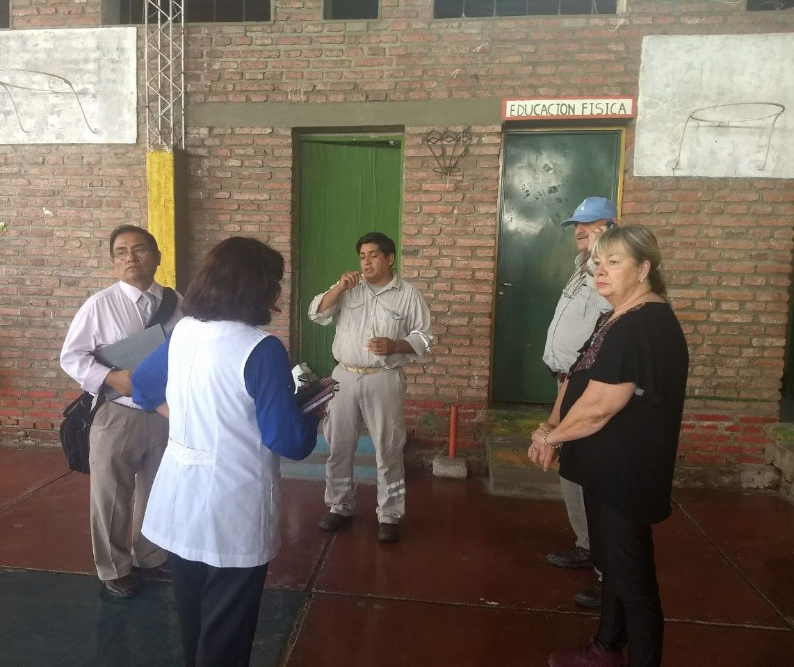 La secretaria Aurora Brajcich junto a autoridades de la escuela, municipales y de Agua Potable en la Escuela N° 256 de Barro Negro, acordando acciones para resolver el problema suscitado con los baños.