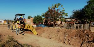 Excavación de las zanjas para la red cloacal en loteo 11 Hectáreas, en San Pedro.