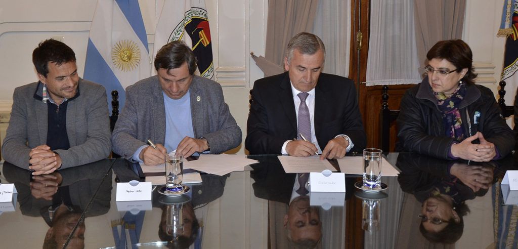 Gobernador Morales suscribe acuerdo con el Rector Tecchi para rescate y preservación de patrimonio cultural alimenticio.