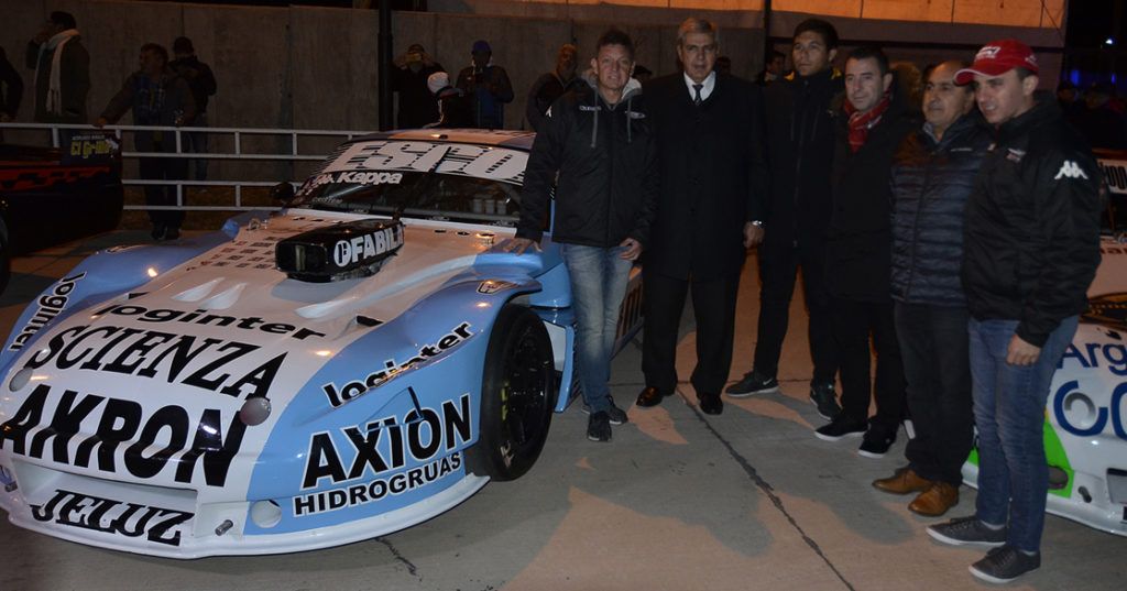 Vicegobernador Haquim junto a pilotos del equipo JP Carrera.