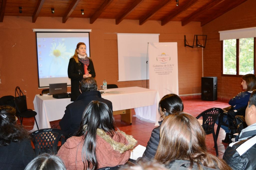 La gerente del Consejo de la Microempresa, Silvana Berrafat, presentó las líneas de financiamiento de dicha entidad. 