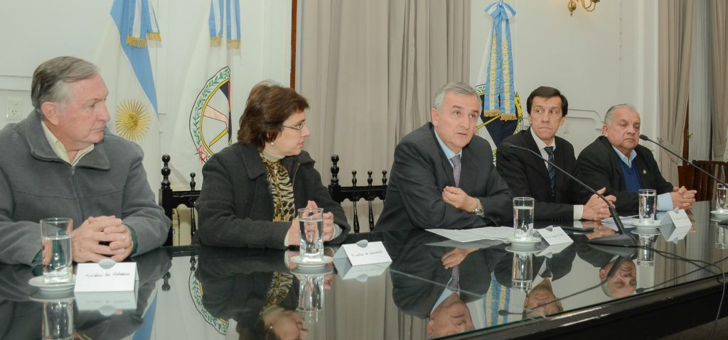 El gobernador Gerardo Morales anuncia un nuevo aumento salarial anual para los trabajadores estatales jujeños, en conferencia de prensa realizada en el Salón Blanco junto a los ministros de Hacienda, Carlos Sadir; de Trabajo y Empleo, Jorge Cabana Fusz; de Educación, Isolda Calsina; y de Gobierno y Justicia, Agustín Perassi.
