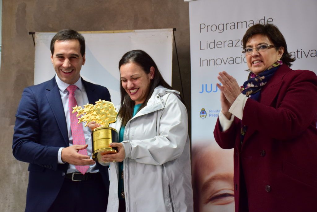 Andria Zafirakou, la Mejor Maestra del Mundo, recibe un obsequio de Agustin Porres, referente de la Fundación Varkey Argentina, junto a la ministra Isolda Calsina.