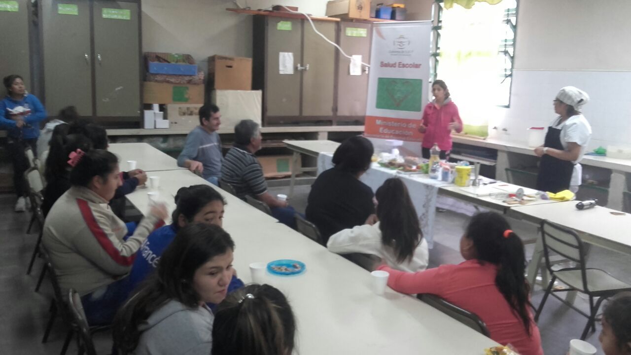 Alumnos de la Escuela Nº427 “Juan José Paso” Anexo Especial de Caimancito en el taller de cocina.