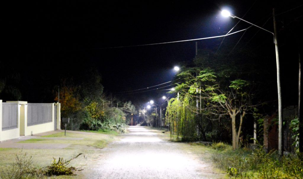 El uso de tecnología LED puede representar hasta un 50% de ahorro respecto a luminarias fluorescentes o incandecentes.