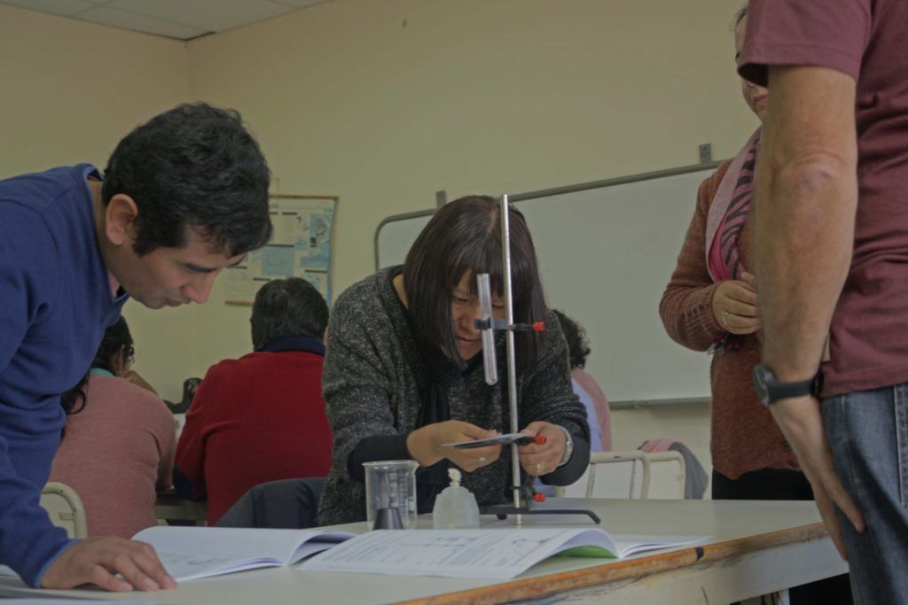 Alumnos de escuelas técnicas trabajan con equipamiento experimental.