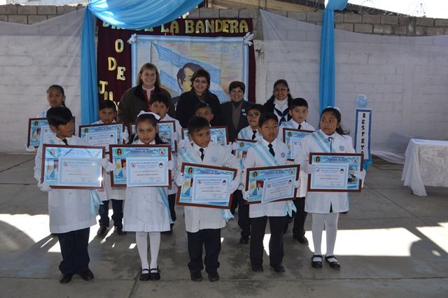 Niños de cuarto grado de la Escuela "Provincia de Jujuy" muestran sus recordatorios luego de prestar promesa de lealtad a la Bandera.