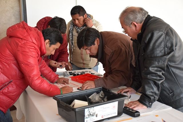 Docentes trabajan con Robótica en la capacitación dictada por el Ministerio de Educación.