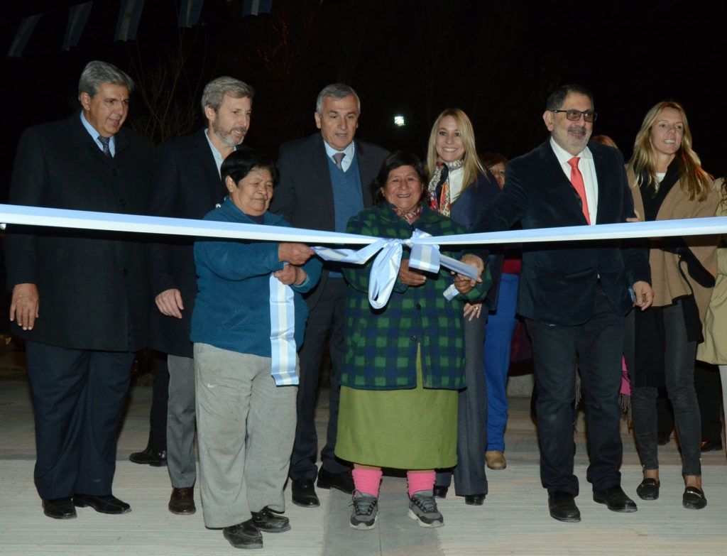 Momento del corte de cintas en el acto inaugural.