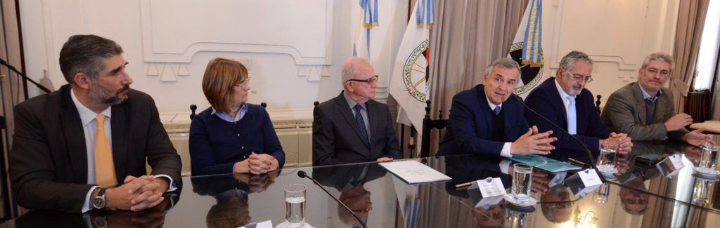 Morales junto a las autoridades nacional y representantes de laboratorios Knop