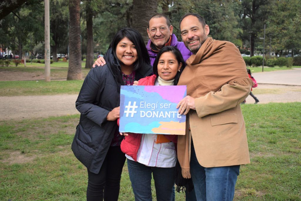El Dr Illanes junto a personas transplantadas y sus familiares