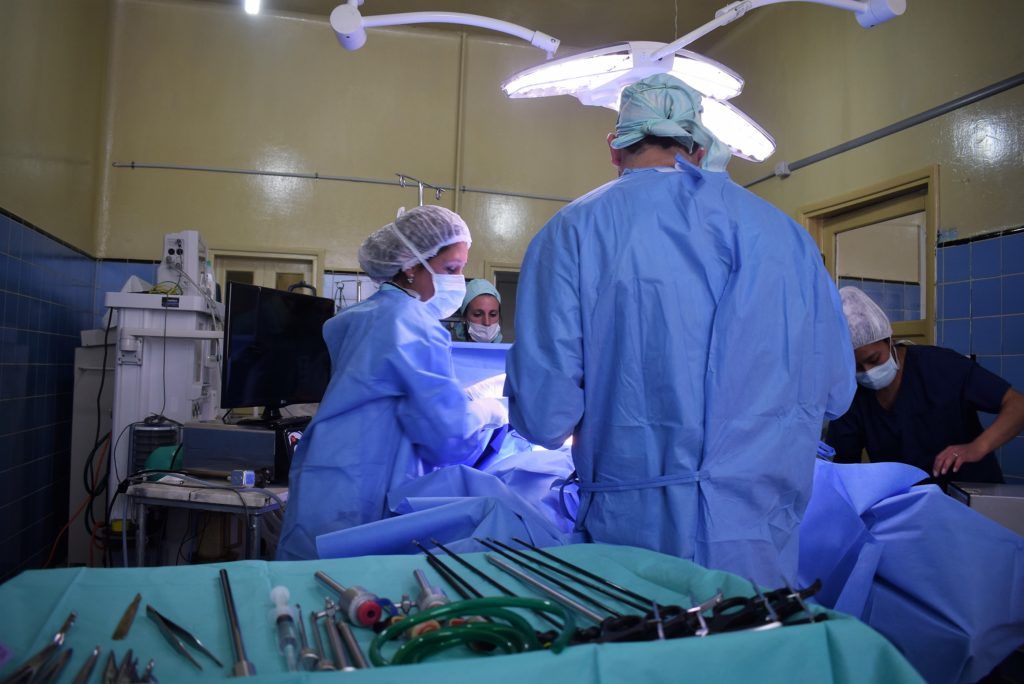 Los médicos itinerantes trabajan junto al equipo profesional propio del Hospital Uro.
