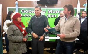 La entrega de esta documentación implica que las familias cumplen con los requisitos de la Ley de Tierras Fiscales, que insta a habitarla de modo familiar en 90 días.