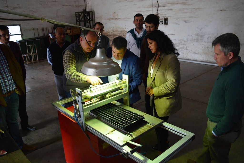 Funcionarios analizan nuevas tecnologías implementadas por productores jujeños.