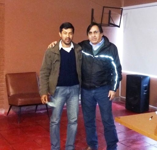 El secretario Daza junto a uno de los beneficiarios. 