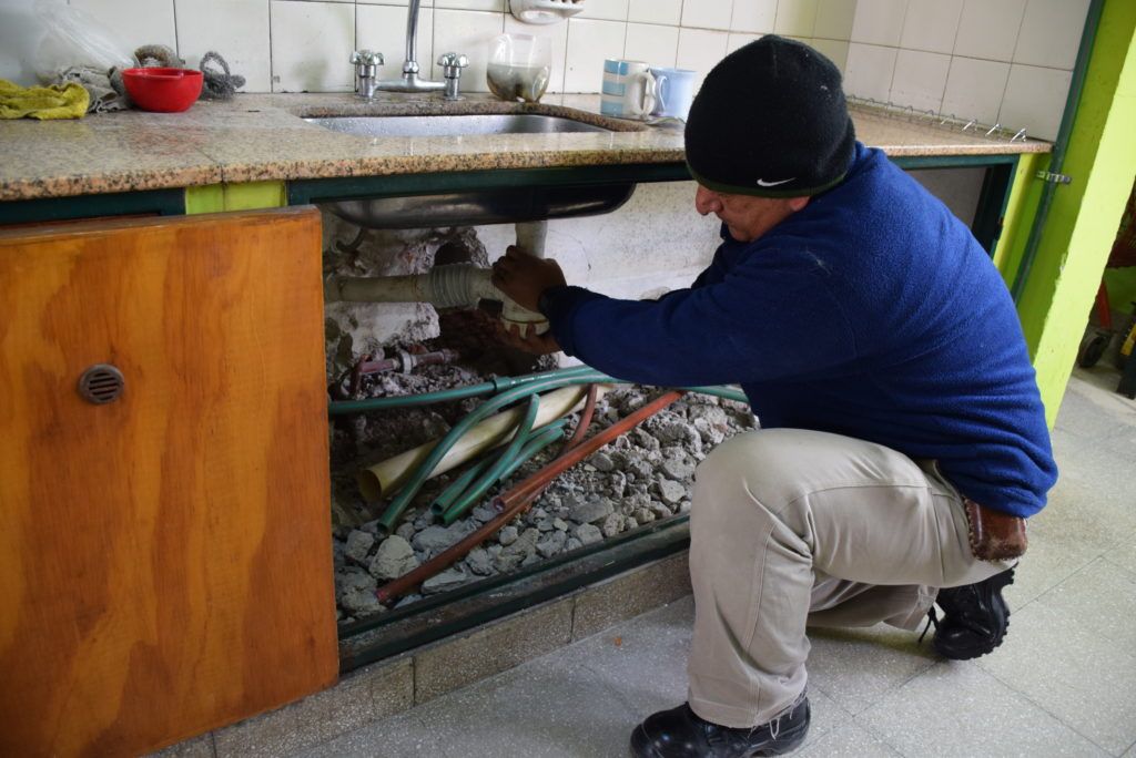 En la cocina de la escuela se arreglaron cañerías.