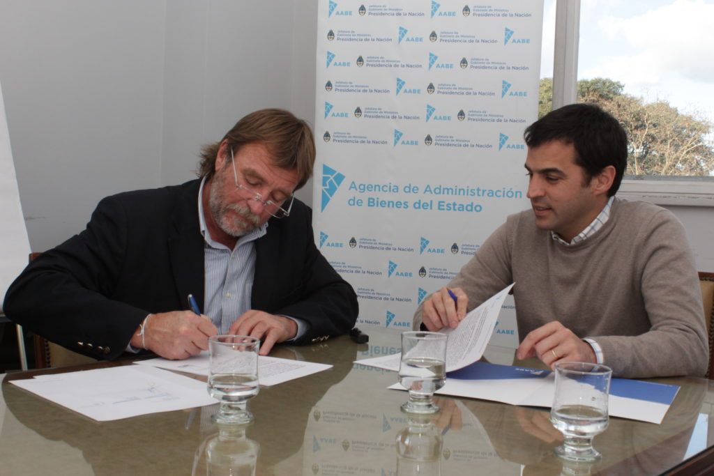 El ministro Rizzotti y Ramón María Lanús, presidente de la AABE, firmaron el acta de entrega en Buenos Aires, que luego se ratificó en la provincia.