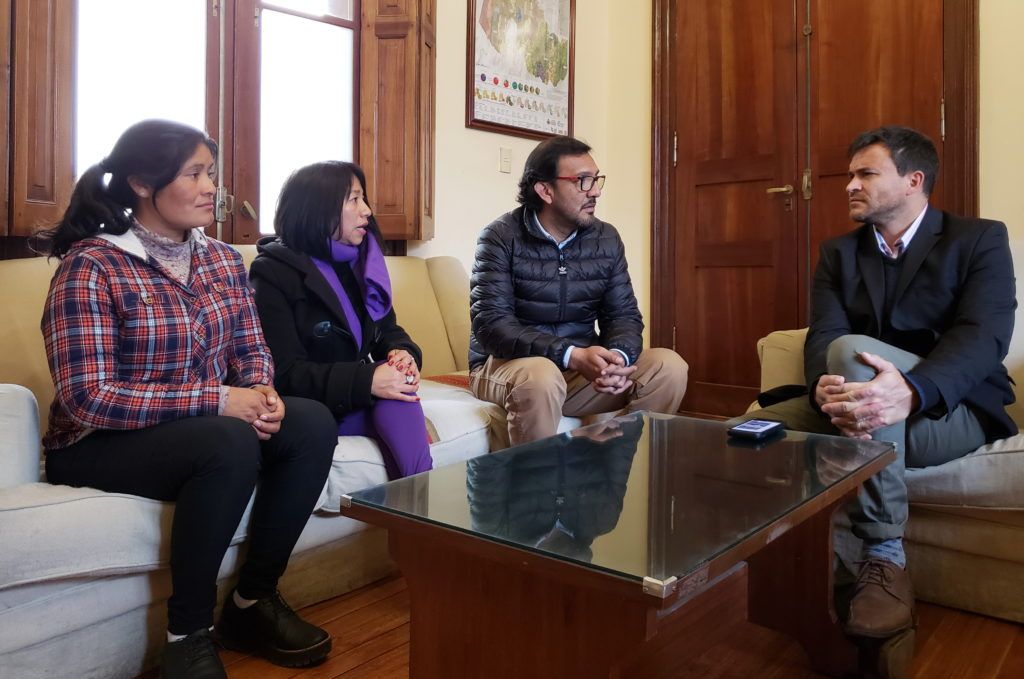 Posadas durante la reunión con Medina Zar, Chambi y la comisionada municipal de Caspala, Liliana Barcarce 