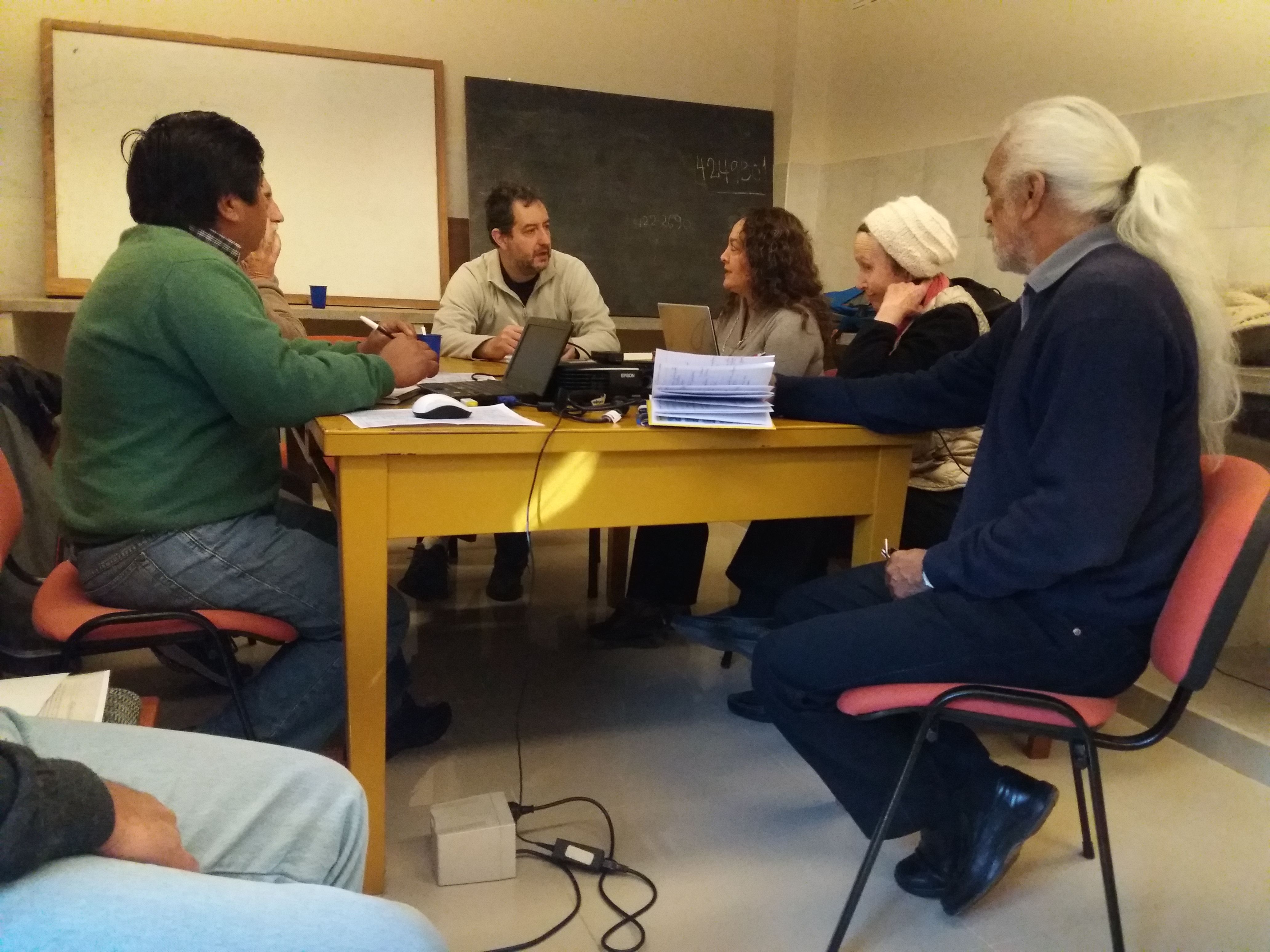 Rodríguez con miembros de su equipo se reunió con investigadores en oficinas del Museo Arqueológico Provincial