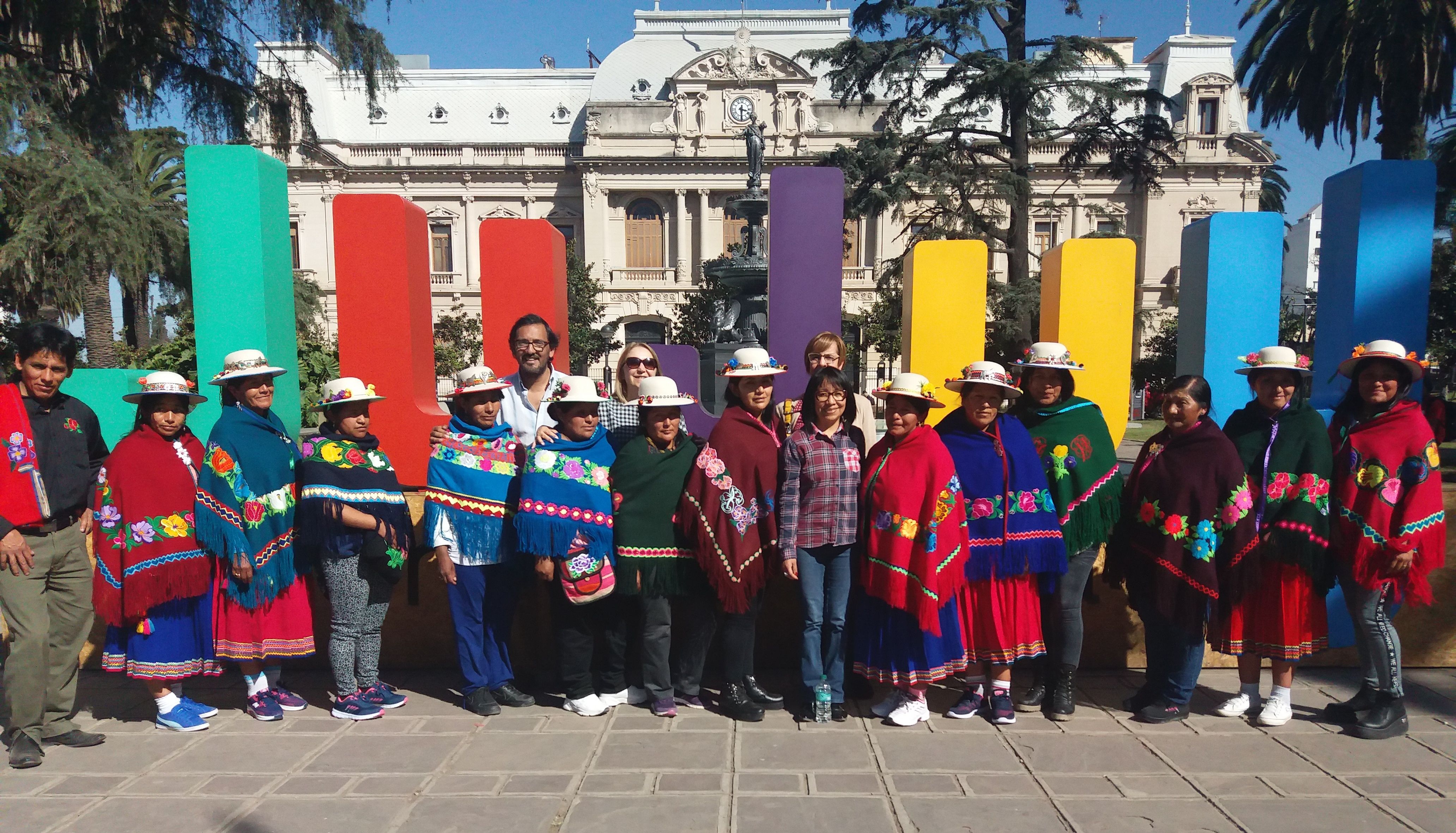 Delegación Jujeña de mujeres bordadoras de Santa Ana, Caspalá y Valle Colorado con autoridades nacionales, provincial y comunales.