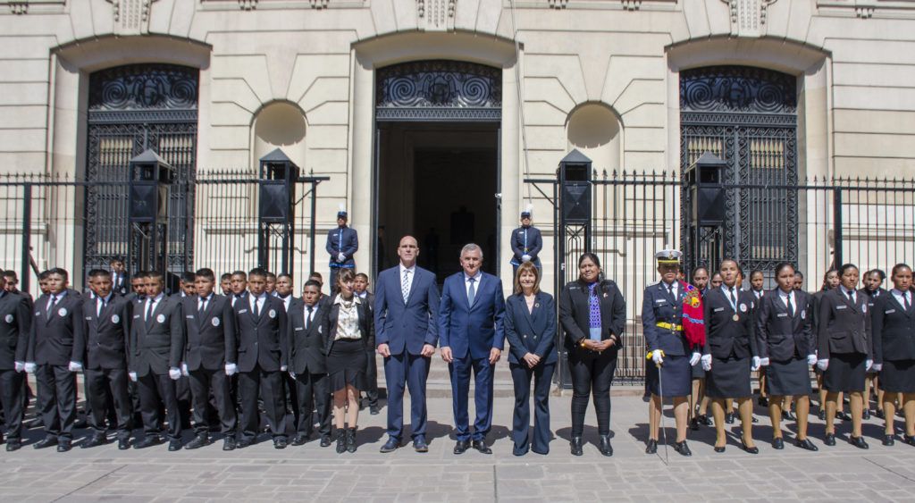 Primera promoción de la policía intercultural.