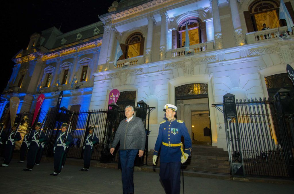 Gobernador Morales y Coronel Herrera encabezaron acto en explanada de Casa de Gobierno. 