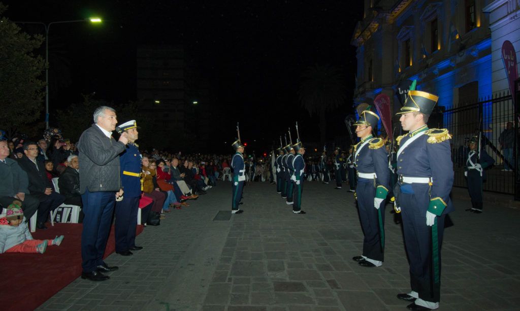 Efectivos de la Guardia de Honor del Ejército ante el Gobernador Morales y el Coronel Herrera.