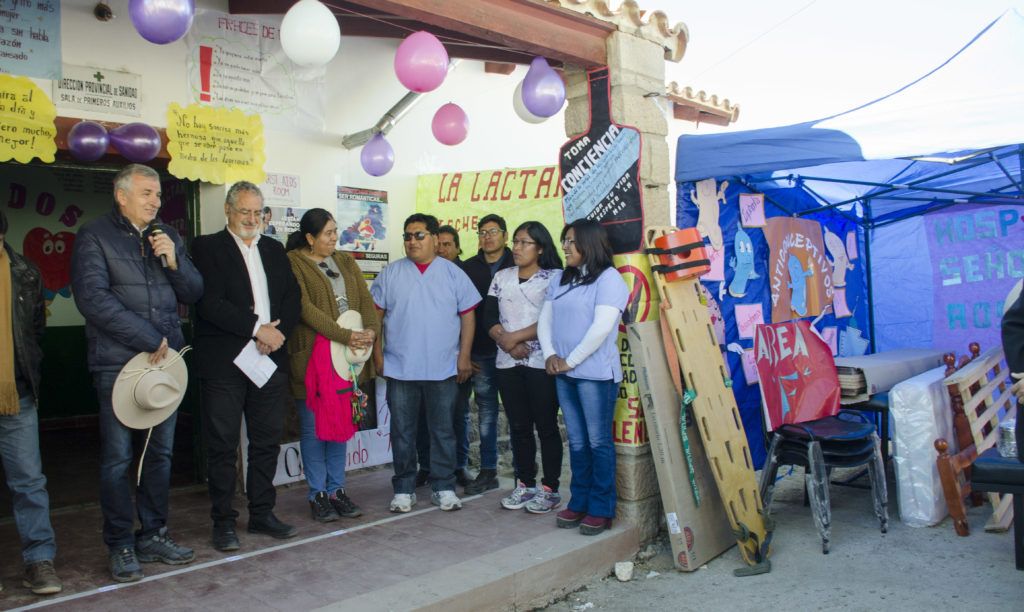 El Mandatario provincial junto al Ministro de Salud entregaron insumos al CAPS local. 