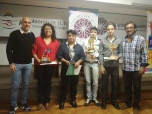 De derecha a izquierda, Luis Medina Zar, los artistas Skorepa, el ganador Caucota, Espinoza y el presidente del EAP Meyer