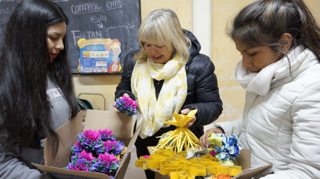 La secretaria Aurora Brajich observa el trabajo de las carroceras.
