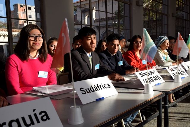 Estudiantes del Colegio Teodoro Sánchez de Bustamante en el simulacro de G20.