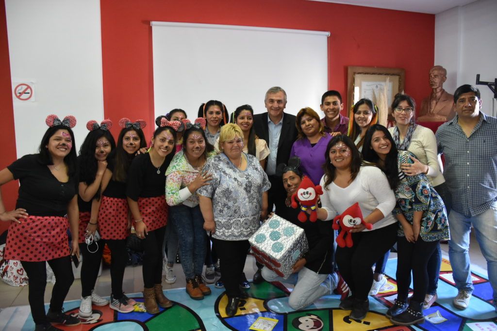 El gobernador Gerardo Morales junto a docentes de la Modalidad de Educación Hospitalaria y Domiciliaria en la muestra sobre juegos ancestrales.