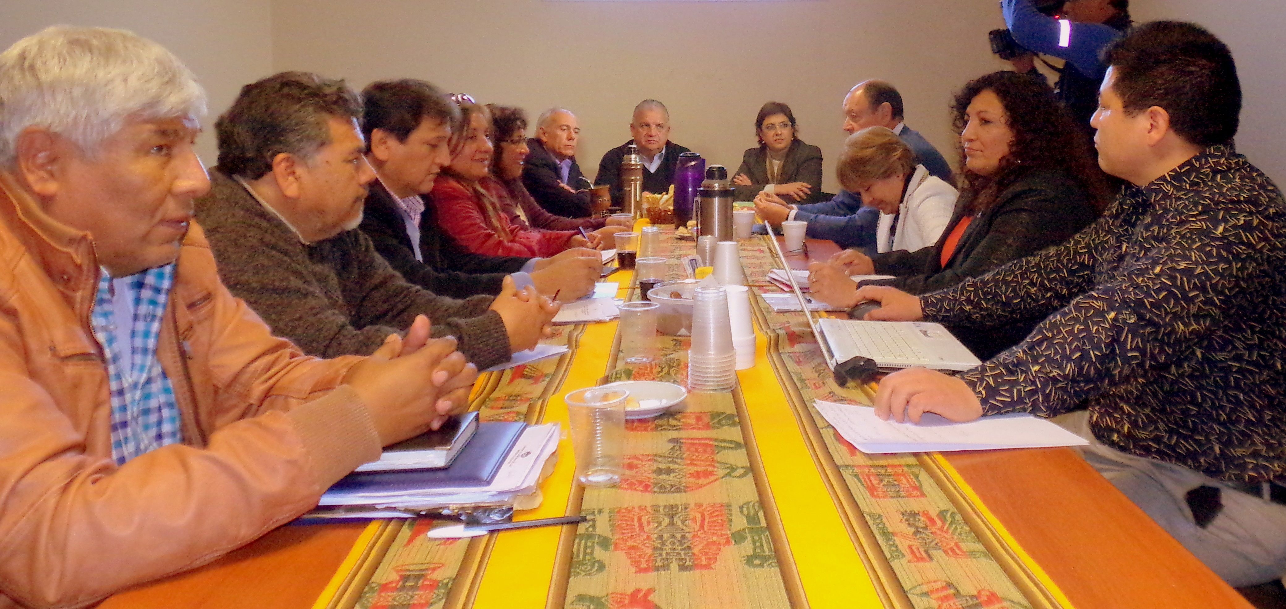 Los ministros Isolda Calsina y Jorge Cabana Fusz junto a los dirigentes de los sindicatos docentes en la audiencia.