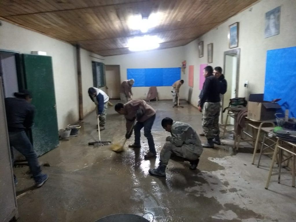 Soldados construyen el nuevo piso de una galería de la Escuela N° 380 "Cazadores de los Andes" de Ronque.