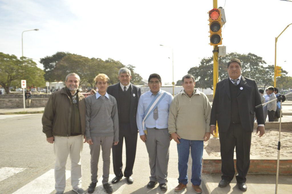 Estudiantes y docentes de la Escuela de Educación Técnica "Coronel Manuel Álvarez Prado" y atrás el semáforo inteligente.