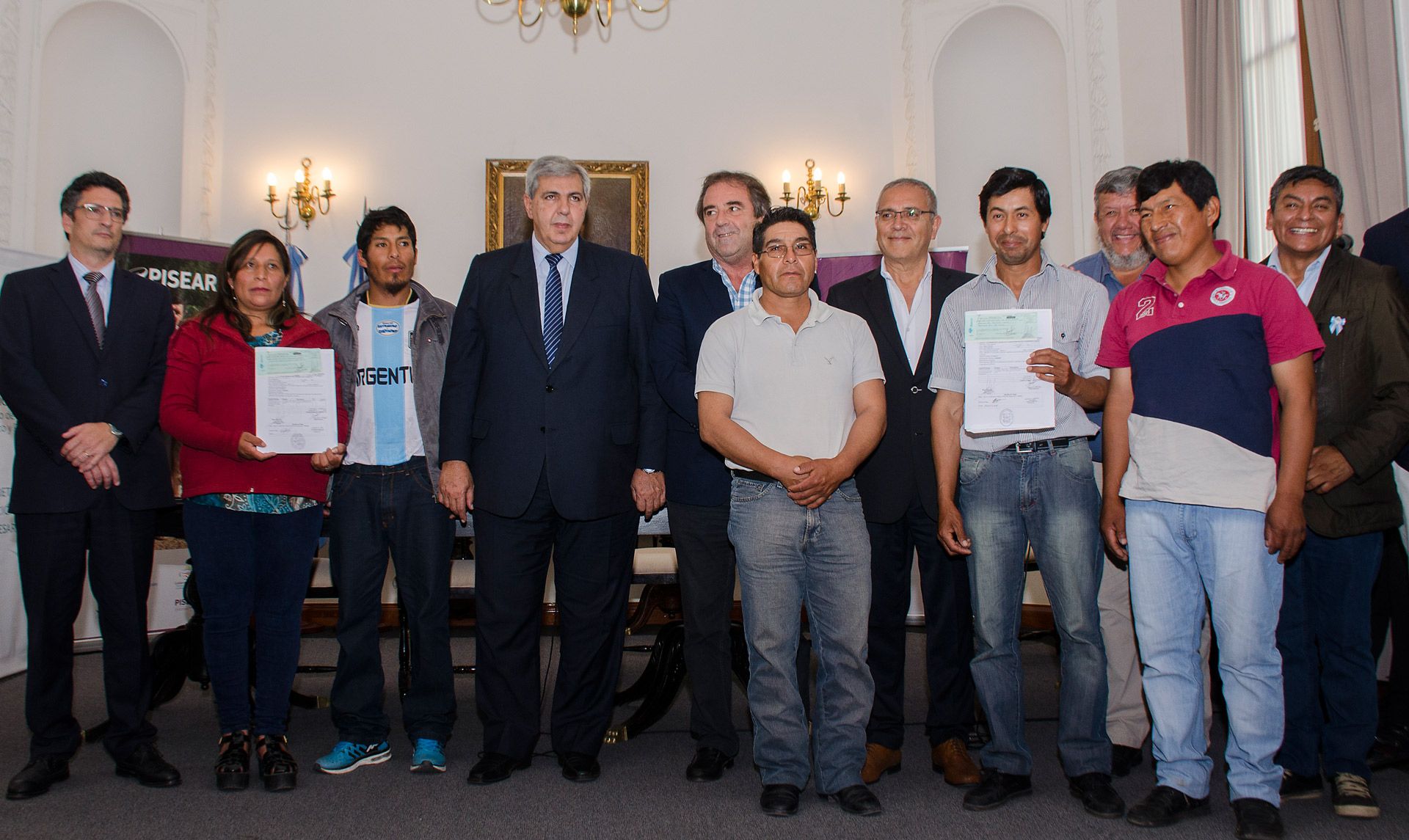 Autoridades presentes, junto a los beneficiarios.