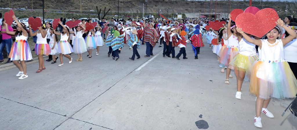 En el marco de la apertura de la FNE se llevó a cabo el tradicional desfile “Bienvenida Primavera”.