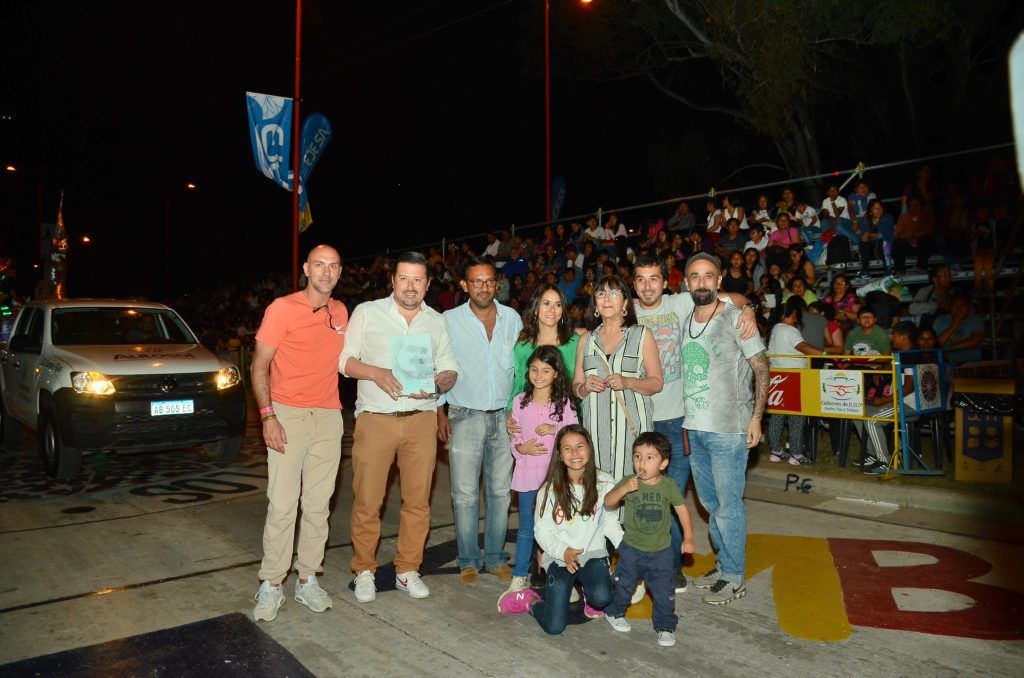 Autoridades provinciales junto a familiares del homenajeado DJ Hugo Abraham.