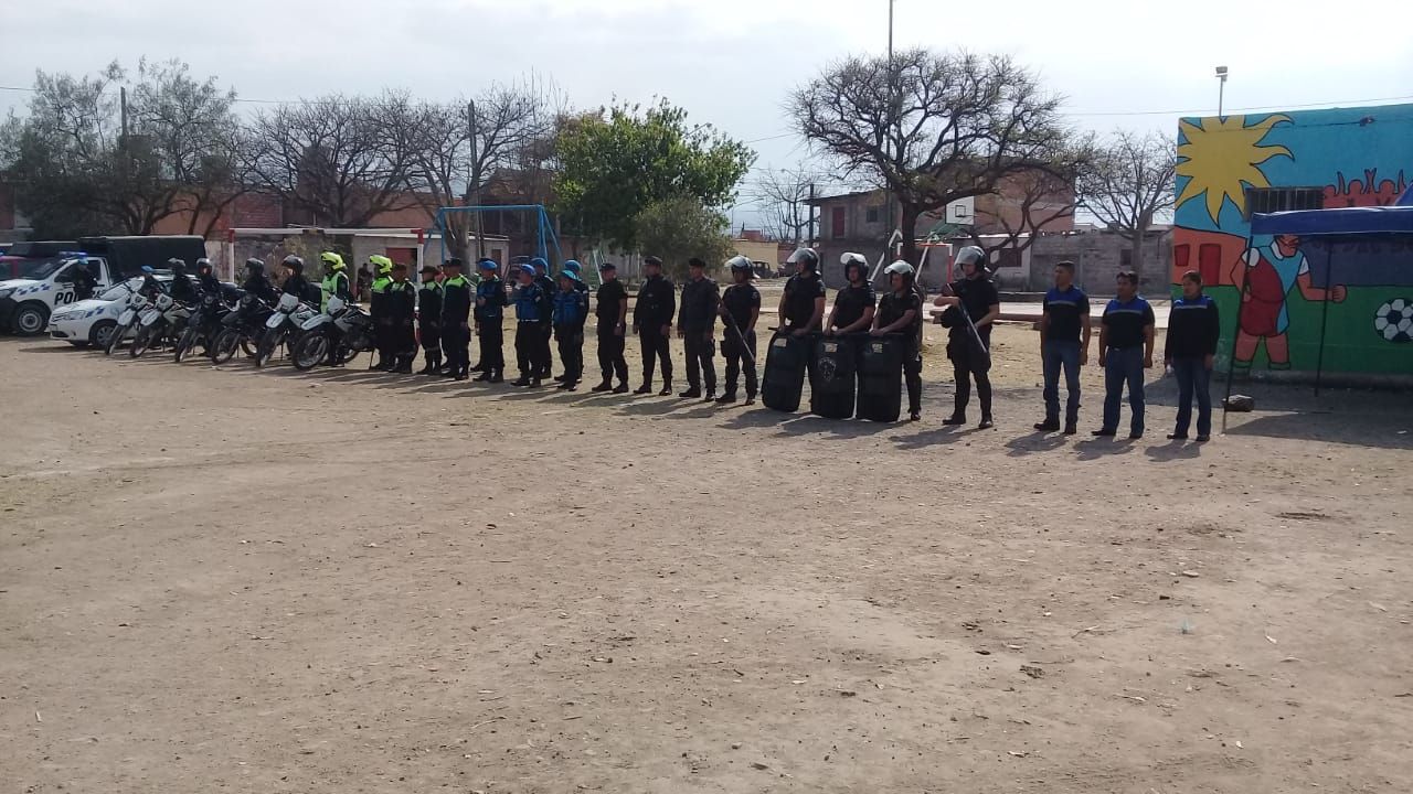 Policias en barrio Malvinas