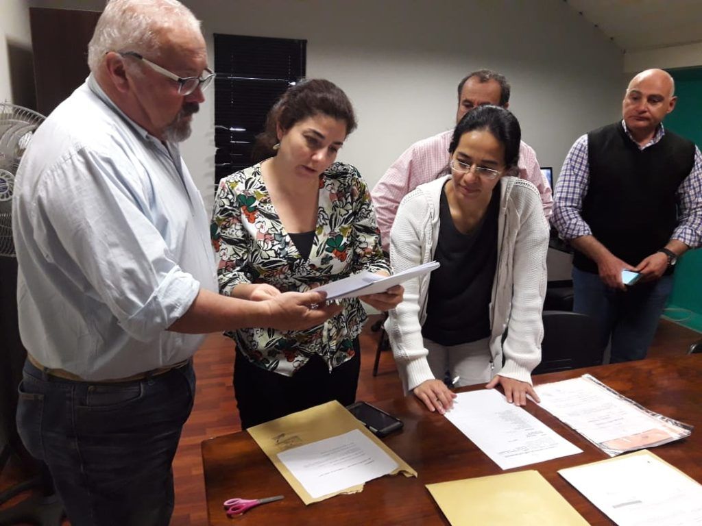 La Secretaría de Ordenamiento Territorial es la encargada de planificar las intervenciones, proveer materiales y conducir técnicamente las obras que ejecutan cooperativistas.
