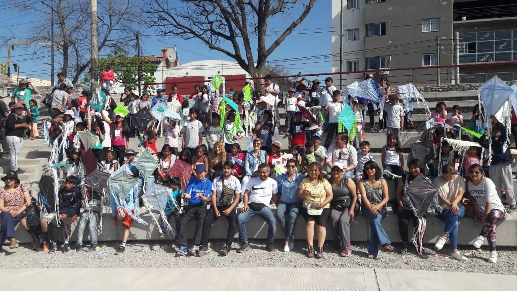 Diputada Nacional, Gabriela Burgos; el Secretario de Cultura, Luis Medina Zar, entre otras autoridades, equipos técnicos , docentes y las delegaciones en el Parque Xibi Xibi 