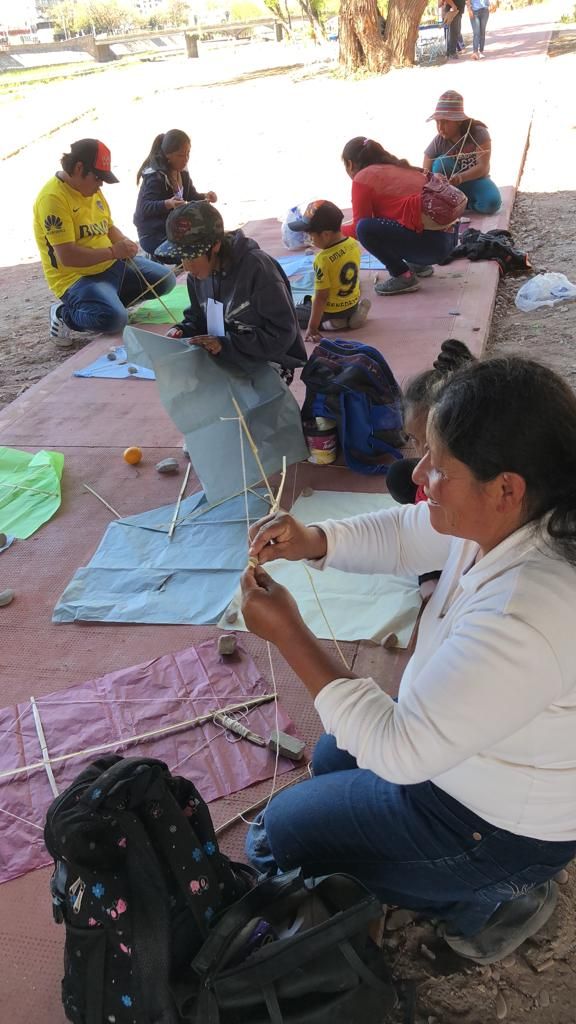 Docentes y alumnos en la "Barrileteada"