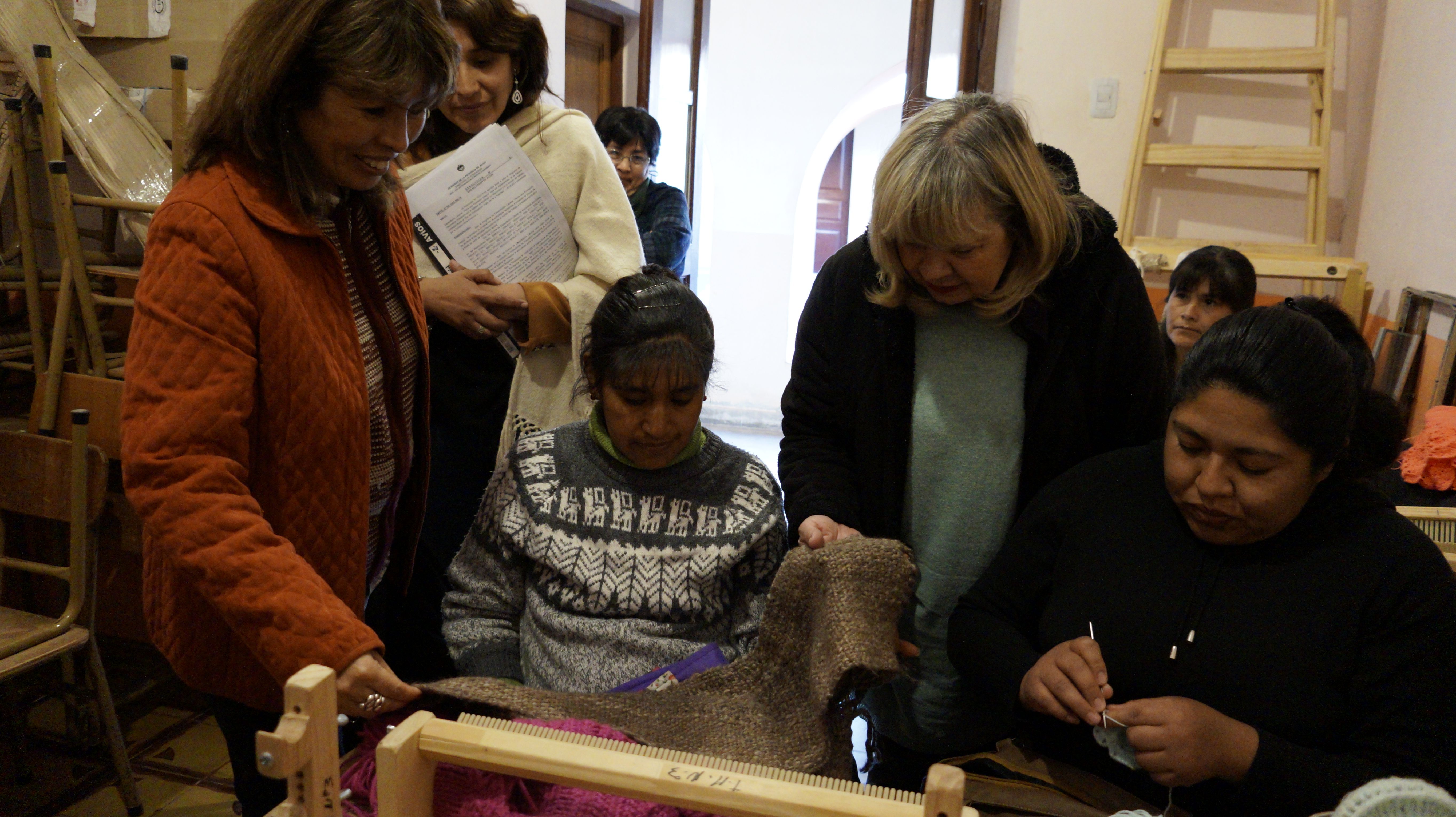 La secretaria de Gestión Educativa Aurora Brajcich y la directora de Educación Técnica Profesional Marta Amarilla, en el recorrido por la escuela.